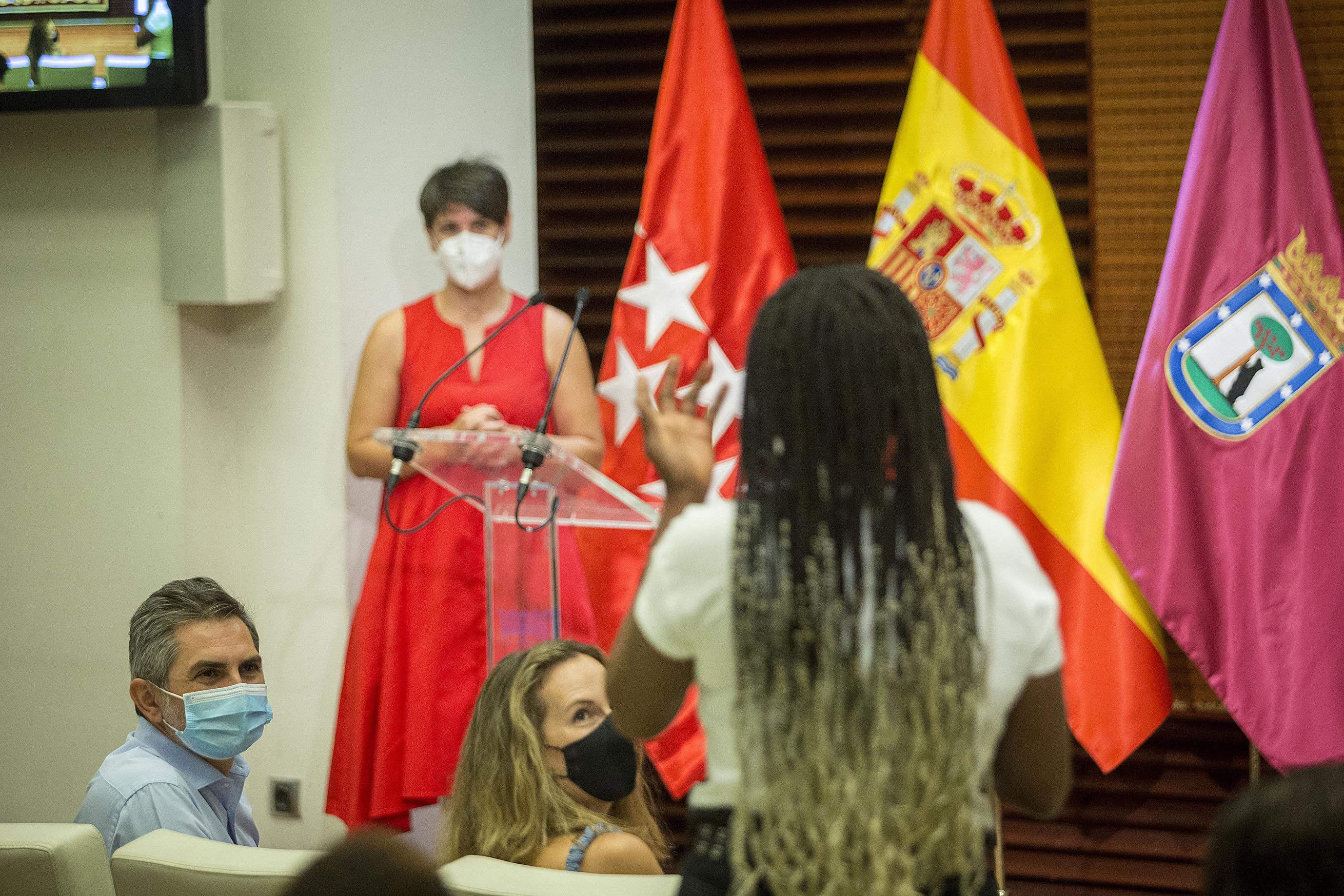 Aniorte y la concejala Carolina Pulido en la entrega de diplomas a las mujeres víctima de trata que han hecho un ciclo formativo municipal